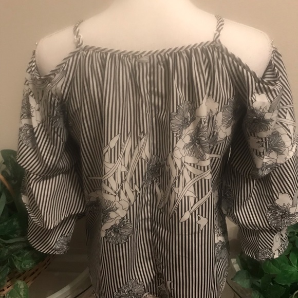 Style Envy Cold Shoulder Bell Sleeve Blouse - Picture 5 of 6